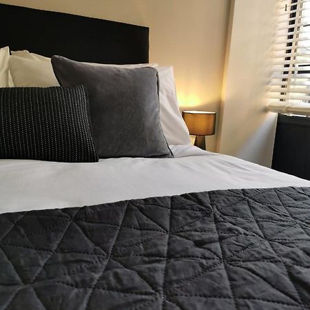 Axiom Apartment - Beautiful Stylish 2 Bed. Τσέλτενχαμ Εξωτερικό φωτογραφία