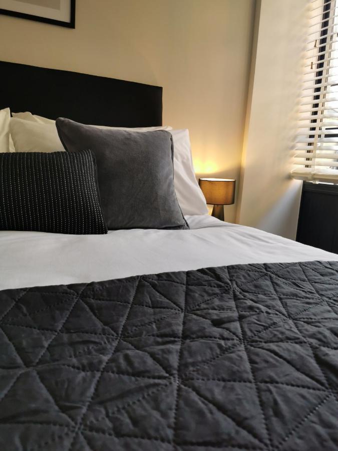 Axiom Apartment - Beautiful Stylish 2 Bed. Τσέλτενχαμ Εξωτερικό φωτογραφία
