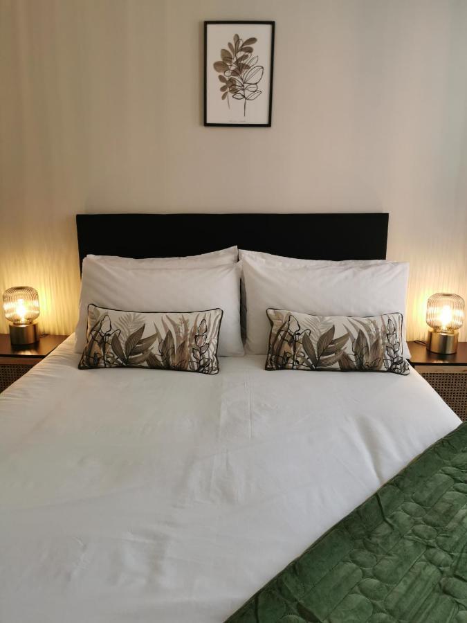 Axiom Apartment - Beautiful Stylish 2 Bed. Τσέλτενχαμ Εξωτερικό φωτογραφία